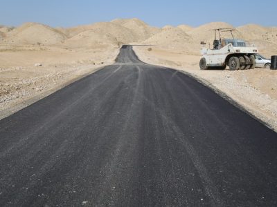 عملیات اجرای روکش آسفالت جاده روستاهای تمبی چم فراخ آغاز شد+گزارش تصویری