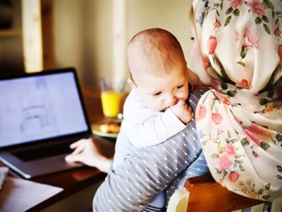 این جملات اضطراب آور را به مادران شاغل نگویید!