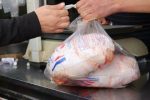 فروش مرغ بالاتر از ۶۳ هزار تومان تخلف است/ با خاطیان برخورد می‌شود