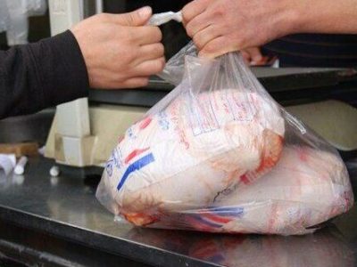 فروش مرغ بالاتر از ۶۳ هزار تومان تخلف است/ با خاطیان برخورد می‌شود