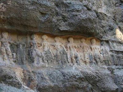 تعرض قاچاقچیان آثار باستانی به یک اثر در اندیکا/۱۲ مردی که قاچاقچیان سوراخ سوراخ‌ کردند