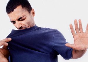 بوی بد بدن را با این روش‌های طبیعی از بین ببرید