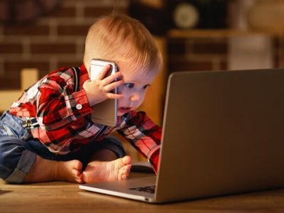 ۶ دلیل برای دور نگه‌داشتن گوشی‌های هوشمند از فرزندتان