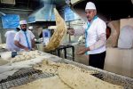 نانوایی‌های سنتی و صنعتی در حال تامین نان مردم؛ کمبود نان نداریم