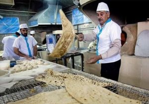 نانوایی‌های سنتی و صنعتی در حال تامین نان مردم؛ کمبود نان نداریم