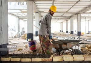 وزارت کار تکلیف کارگران را در تناقض اظهارات اخیر وزیر با معاونش روشن کند/ صحبت از حقوق ۵۰ میلیونی وزیر و تورم‌زا خواندن افزایش مزد، نمک پاشیدن روی زخم مردم است