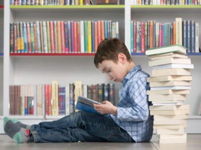 اهدای مجموعه ۲۶ جلدی «قصه‌های مشهور جهان» به کتابخانه عمومی میرزای بختیاری مسجدسلیمان