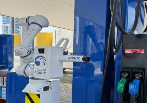 در پمپ بنزین های ابوظبی، ربات ها بنزین می زنند