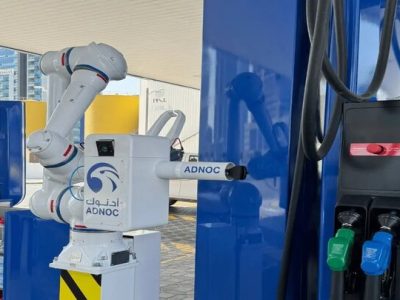 در پمپ بنزین های ابوظبی، ربات ها بنزین می زنند