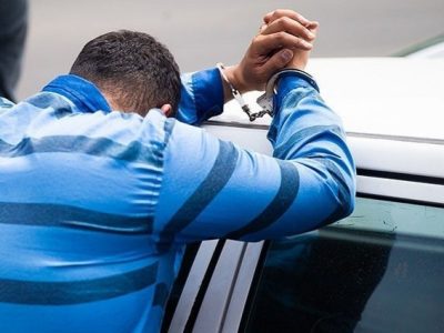 دستبند پلیس بر دستان کلاهبردار و جاعل ۲۰۰ میلیاردی متواری