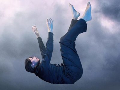 سقوط خونین دختر ۱۷ از وسایل شهر بازی