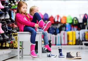 ۹ نکته مهم در خرید کفش برای کودکان و نوجوانان/ عصرها کفش بخرید