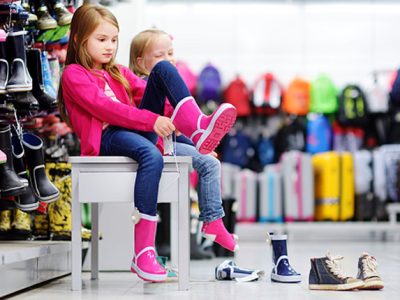 ۹ نکته مهم در خرید کفش برای کودکان و نوجوانان/ عصرها کفش بخرید