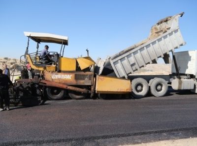 انجام عملیات روکش آسفالت جاده روستای کریم آباد تلبزان شهرستان مسجدسلیمان