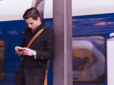 علائم آسیب موبایل به گردن/ این تب باعث کمردرد می‌شود