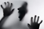 هشدار اجتماعی : دست‌درازی همکلاسی دانشگاه به دختر ۲۲ ساله / او نقش یک عاشق دلباخته را بازی می‌کرد
