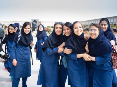 چالش‌های دانش‌آموزان با لباس فرم مدارس؛ نمی‌خواهیم شبیه دوران ناصرالدین‌شاه لباس بپوشیم!