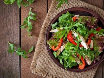 بالاخره سالاد را قبل از غذا باید خورد یا قبل از غذا ؟ !