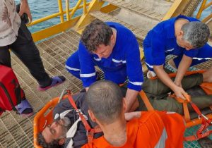 امدادرسانی کارکنان سکوی نفتی نوروز به یکی از کارکنان شناور ماهیگیری در آب‌های خلیج‌فارس