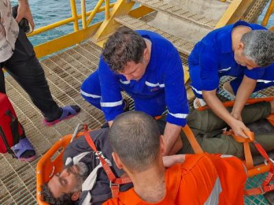 امدادرسانی کارکنان سکوی نفتی نوروز به یکی از کارکنان شناور ماهیگیری در آب‌های خلیج‌فارس