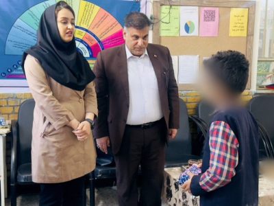 اهدای تلفن همراه هوشمند و تعهد حمایت مالی و درمانی توسط فرماندار مسجدسلیمان برای برآورده کردن آرزوی یک دانش‌آموز کم‌بضاعت