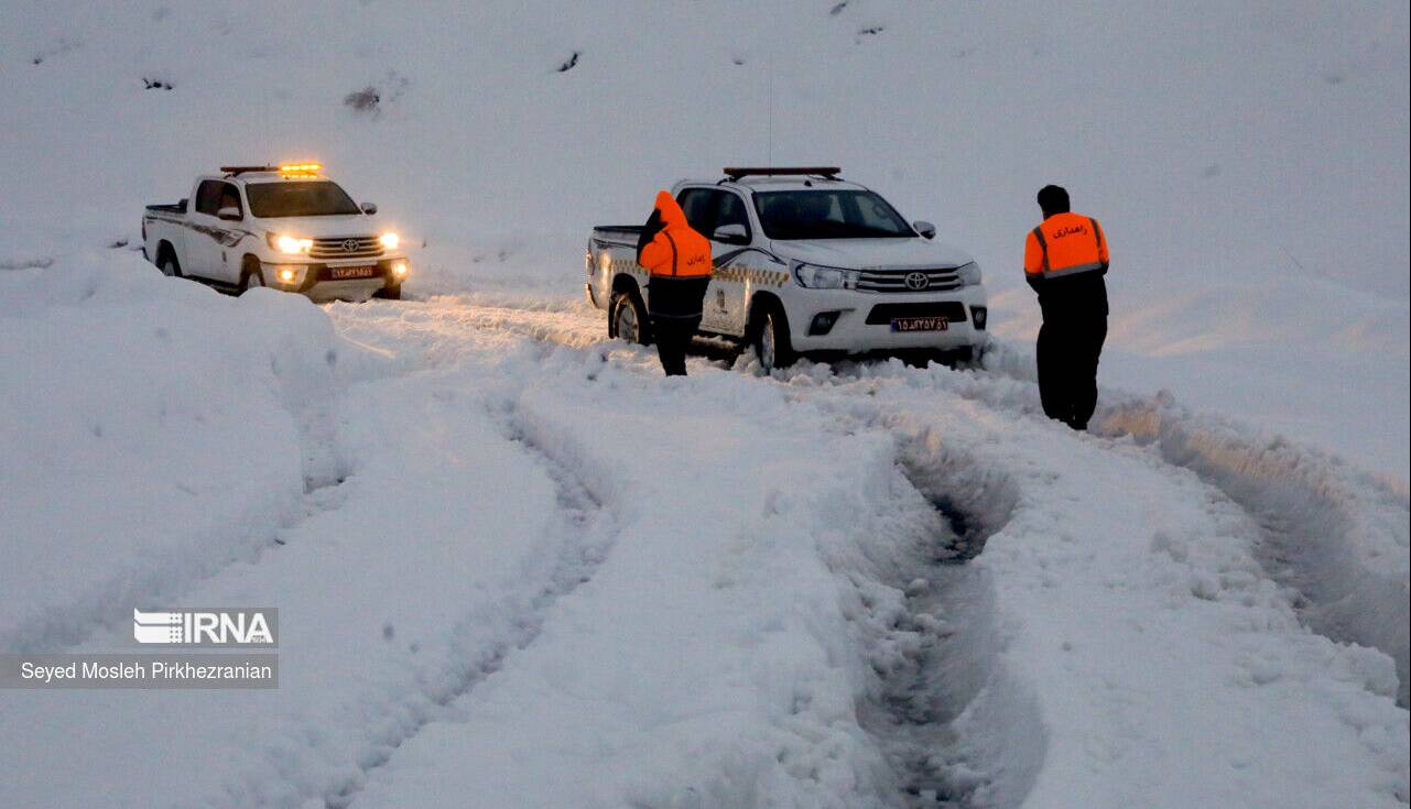 اسکان اضطراری ۲۷۰ مسافر گرفتار در برف کوهستان تاراز