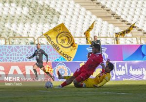 اتفاقات هفته شانزدهم لیگ فوتبال؛ استقلال و پرسپولیس تعارف سپاهان را رد کردند/ تراکتور جان بردن نداشت
