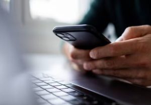 بلایی که «اپیدمی تلفن هوشمند» سر گردن و مچ می‌آورد / چطور از آسیب‌های تلفن همراه جلوگیری کنیم؟