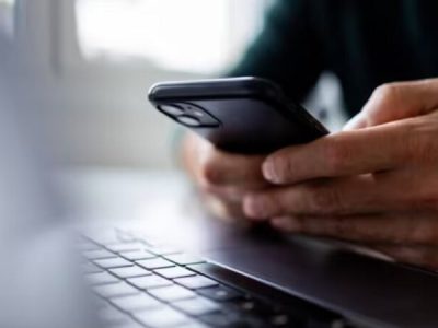 بلایی که «اپیدمی تلفن هوشمند» سر گردن و مچ می‌آورد / چطور از آسیب‌های تلفن همراه جلوگیری کنیم؟