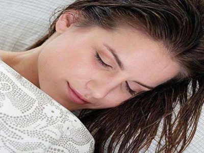 به این ۵ دلیل، شب‌ها با موهای خیس نخوابید