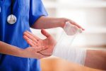 چگونه پانسمان کنیم ؟ / نحوه صحیح بستن پانسمان اضطراری بدون ابزار تخصصی